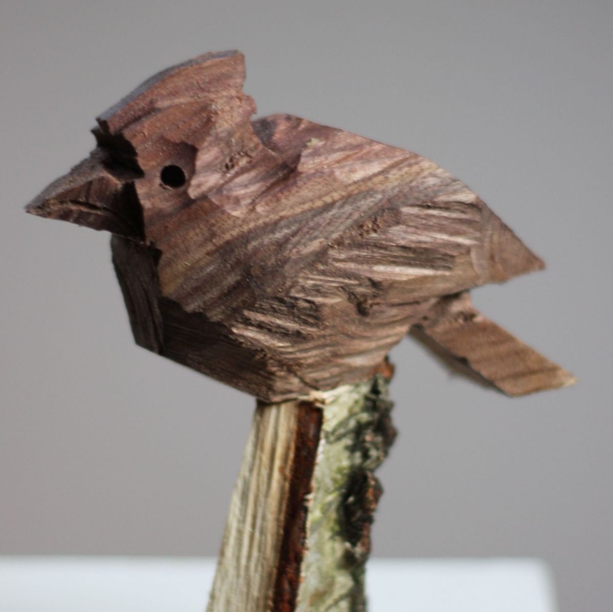 Drewniany ptaszek siedzący, BURY, rzeźba z drewna